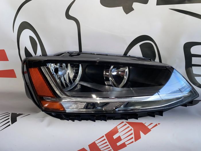 Фара права з лед полоскою  USA Volkswagen Jetta 2016-2018 (5C7941006J), аналог