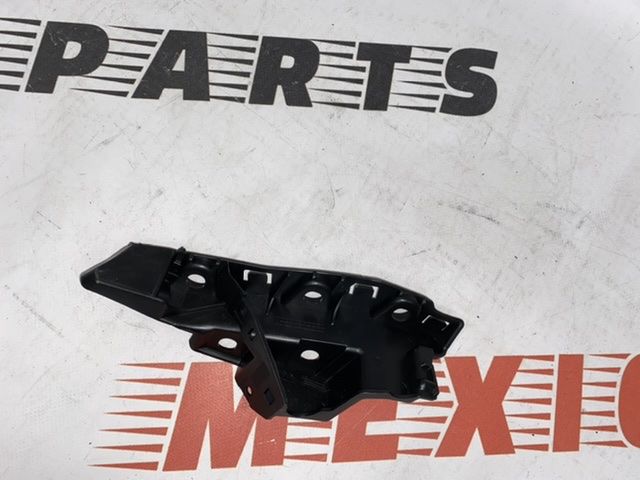 Кріплення переднього бампера ліве AUDI Q7 2010-2015 (4L0807283B), аналог