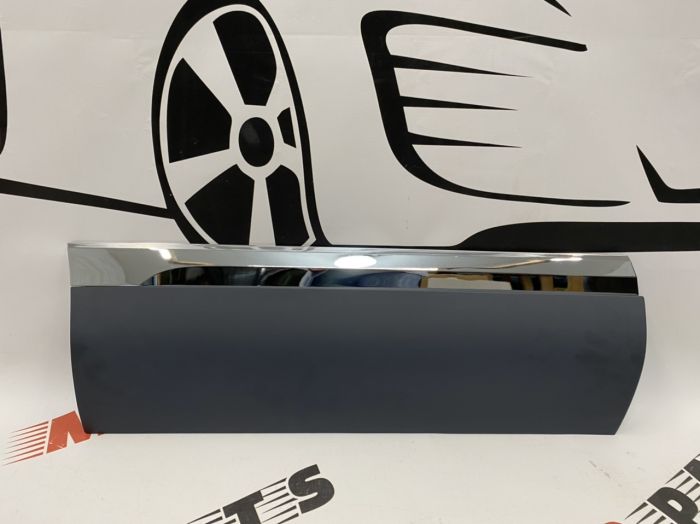 Накладка на задні праві двері Volkswagen Touareg  2011-2018 (7P6854950HGRU), аналог