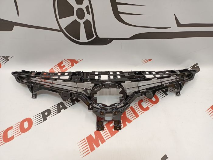 Решітка радіатора комплектація SE Toyota Camry 2018-2021 (53101-06E10), аналог