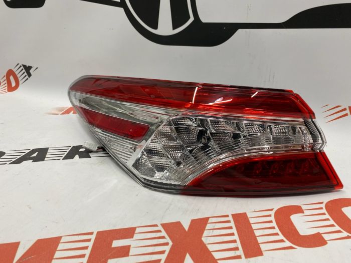 Ліхтар зовнішній ( в крило) лівий LED Toyota Camry 2018-2021 (81560-06730), аналог