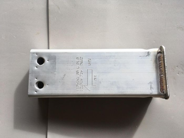 П'ятак передній лівий/правий нижній Tesla Model 3 2017-2023 (1109193-00-C), аналог