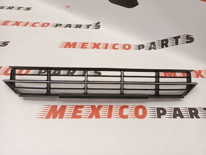 Решітка переднього бампера USA Volkswagen Passat B7 2012-2015 (5618536779B9), аналог