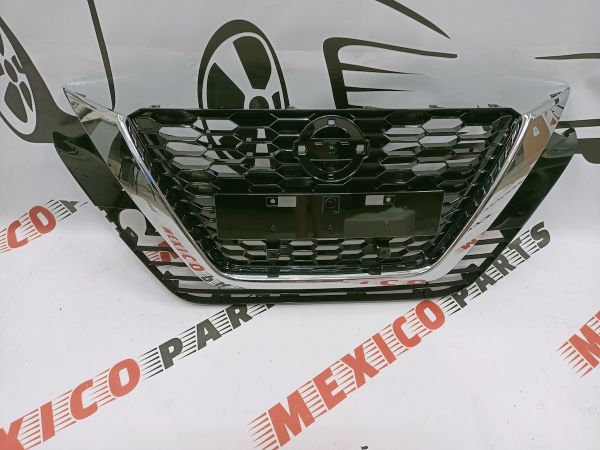 Решітка радіатора  Nissan Altima 2019-2021 (623106CA2A), аналог