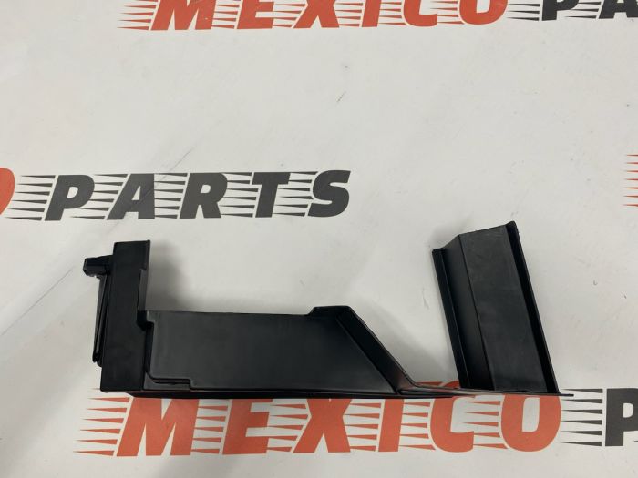 Дефлектор радіатора правий 1.0 Ford Focus 2012-2019 (F1EB8310FA ), аналог