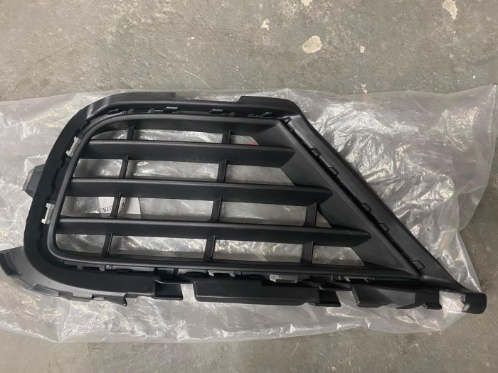 Решітка переднього бампера ліва Volkswagen Touareg 2015-2017 (7P6853665B9B9), аналог