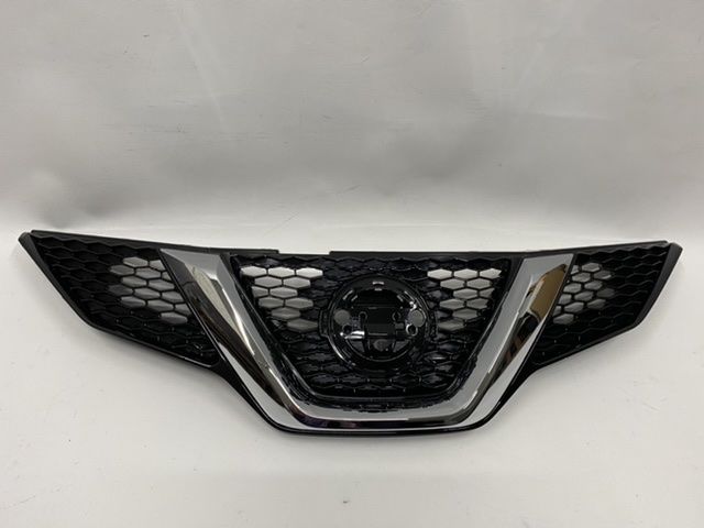 Решітка радіатора під камеру Nissan Qashqai 2015-2018, аналог