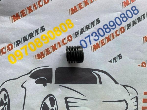 Відбійник кришки багажника Tesla Model Y 2020-2023 (1090735-00-c )