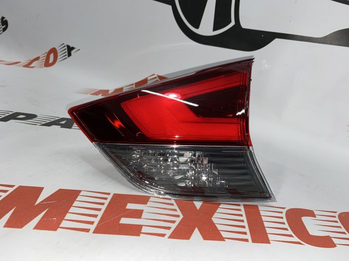 Ліхтар внутрішній правий LED  Nissan X-Trail(Rogue) 2017-2020 (265506FL5A), аналог