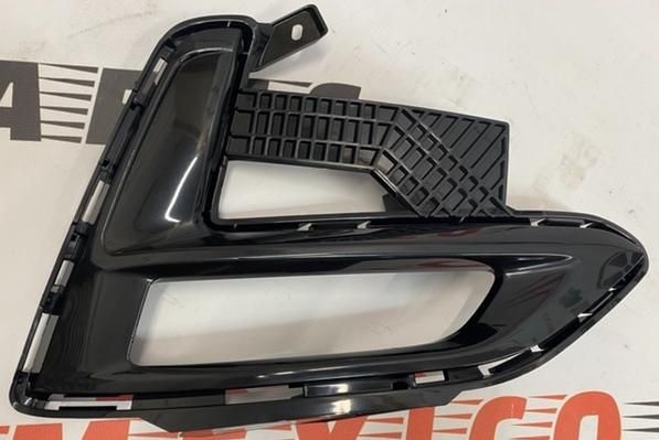 Рамка протитуманної фари права Nissan Sentra 2019- (622566LB0B), аналог