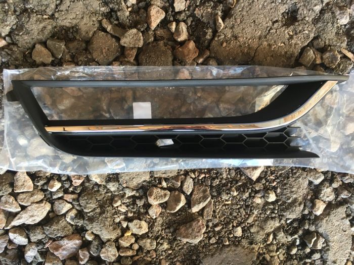 Рамка протитуманної фари права USA Volkswagen Passat B7 2012-2015 (561853666A9B9), аналог