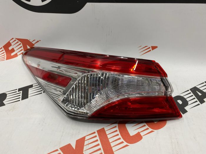 Ліхтар зовнішній (в крило) лівий галоген Toyota Camry 2018-2021 (81560-06720), аналог
