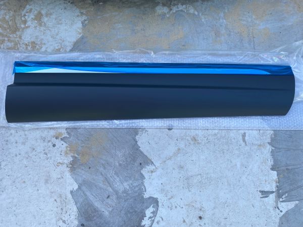 Накладка на передні праві двері R-Line Volkswagen Touareg  2015-2018 (7P6854940G9B9 ), аналог