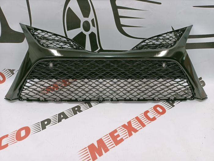 Решітка переднього бампера під парктронік комплектація  XSE Toyota Camry 2018-2021 (53102-06560), аналог