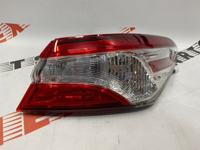 Ліхтар внутрішній (в крило) правий галоген  Toyota Camry 2018-2021 (81550-06720), аналог