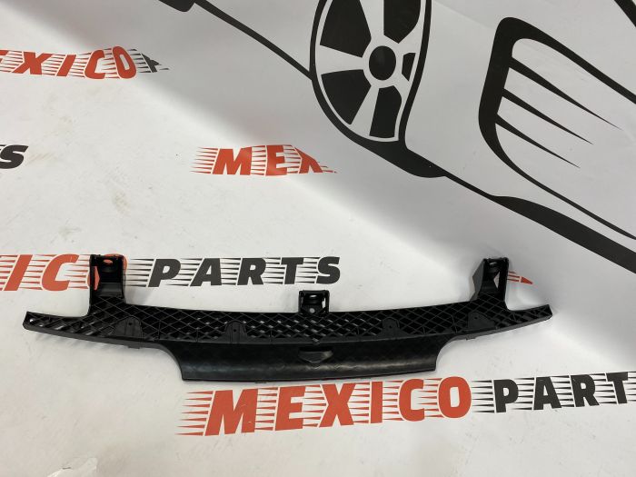 Кріплення переднього бампера центр Volkswagen Touareg 2011-2014 (7P6807192), аналог