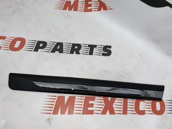 Накладка з хромом на задні праві двері Nissan X-Trail(Rogue) 2014-2020 (82876-6FL0A), аналог