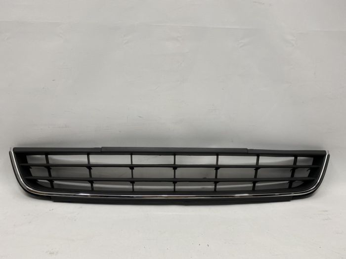 Решітка переднього бампера з подіумом під номер Volkswagen Jetta 2011-2014 (5C68536779B9), аналог